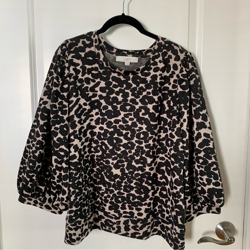 LOFT Top w. Statement Sleeves